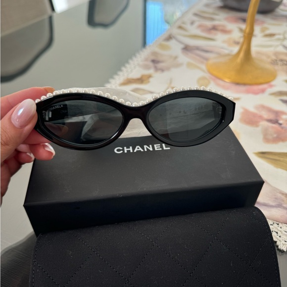 CHANEL brand new in box! Pearl cat eye sunglasses black classic - Picture 4 of 6